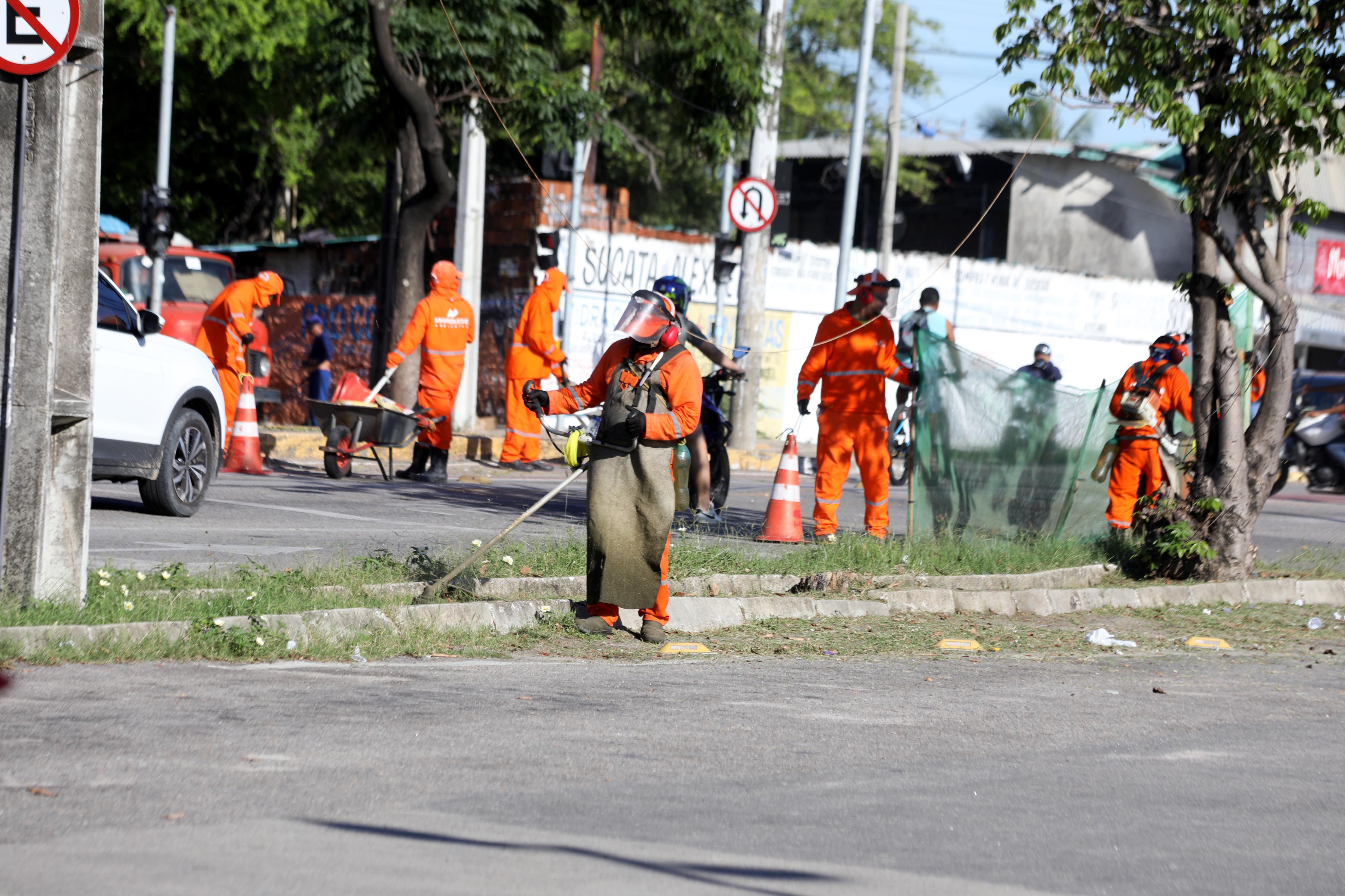 homens campinando uma via